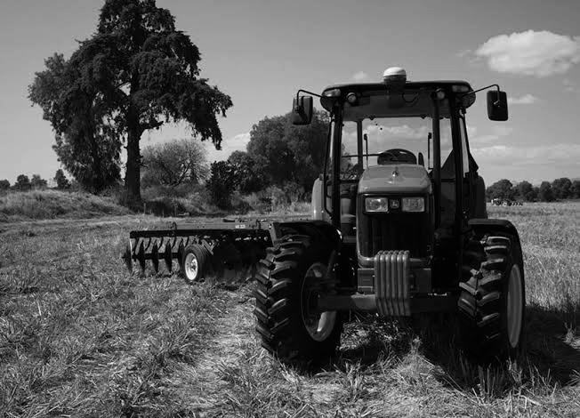 Tractor agrícola en el campo